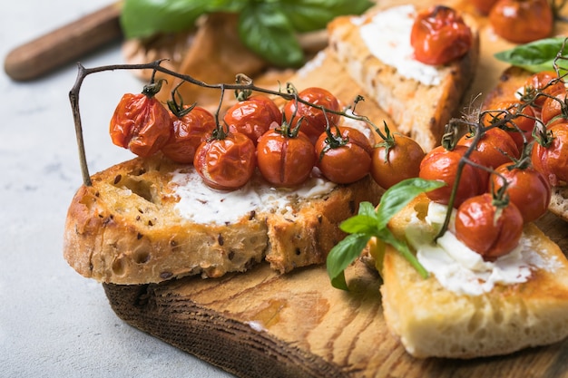 Leckere Bruschetta mit geröstetem Baguette und gerösteten Tomaten