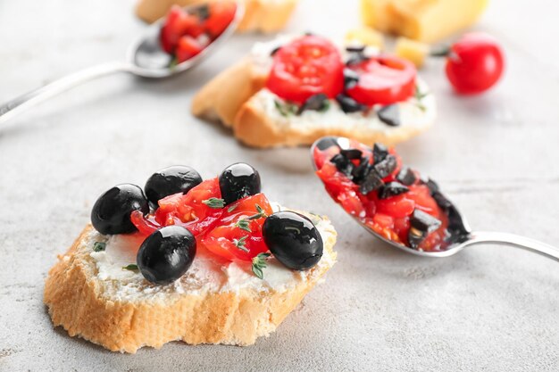 Leckere Bruschetta mit Oliven und Tomaten auf dem Tisch