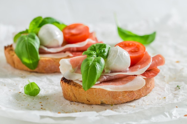 Leckere Bruschetta mit Prosciutto-Tomaten und Mozzarella für einen Snack