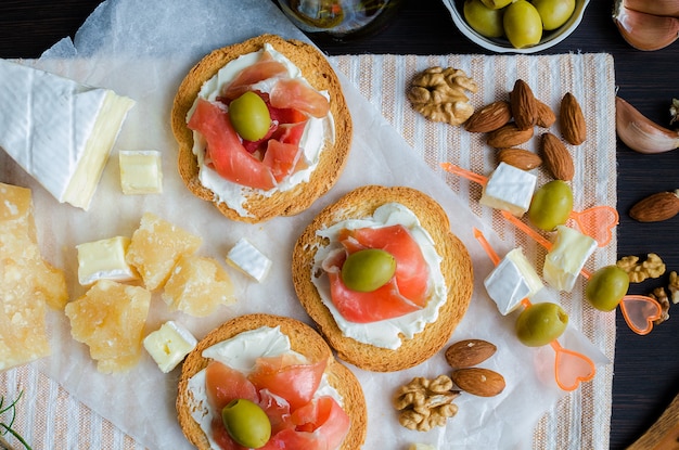 Leckere Bruschetta mit Schinken