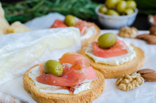 Foto leckere bruschetta mit schinken