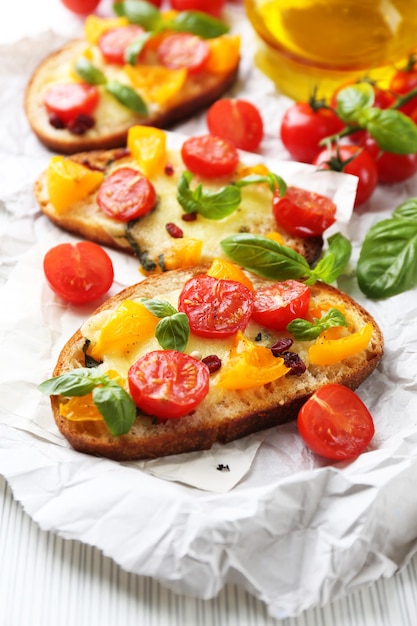 Leckere Bruschetta mit Tomaten, auf dem Tisch