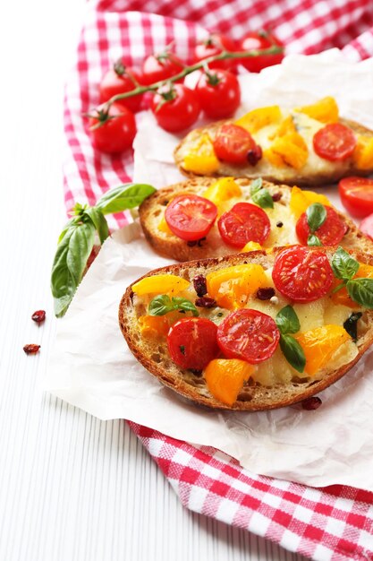 Leckere Bruschetta mit Tomaten auf dem Tisch