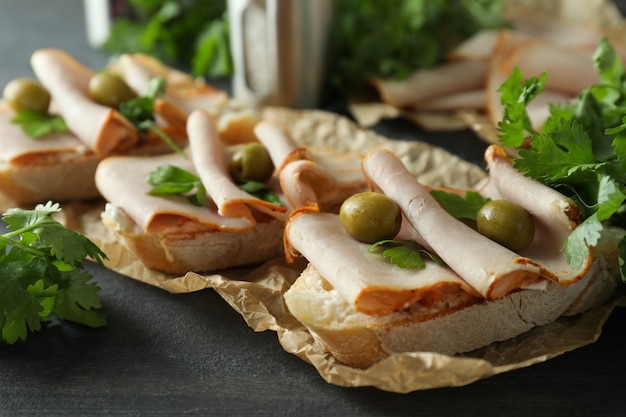 Leckere Bruschetta-Snacks auf dunklem Holzhintergrund