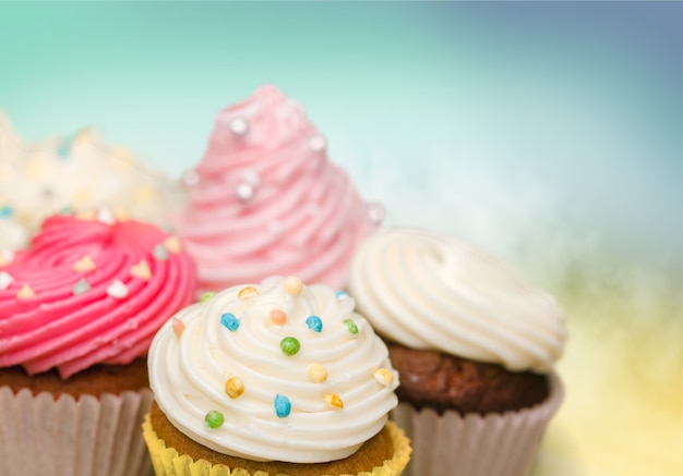 Leckere bunte Cupcakes im Hintergrund