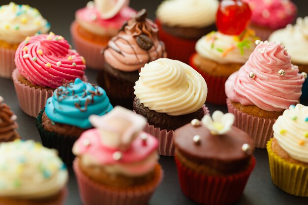 Leckere bunte Cupcakes im Hintergrund