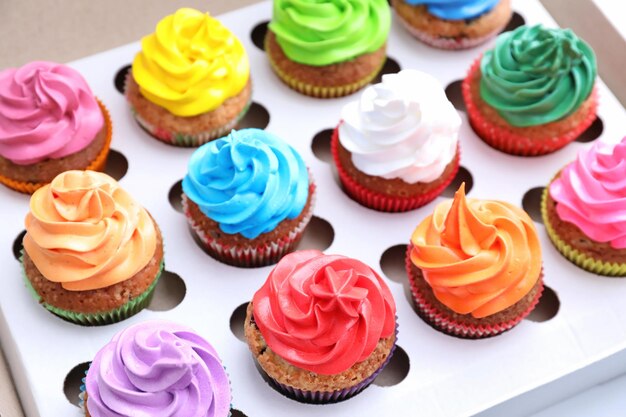 Leckere bunte Cupcakes im Karton