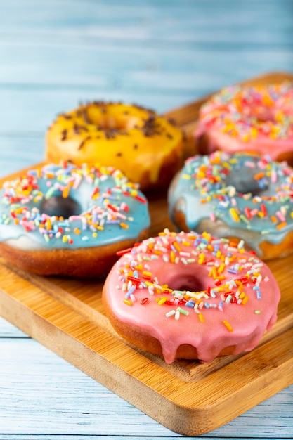 Foto leckere bunte donuts auf dem tisch