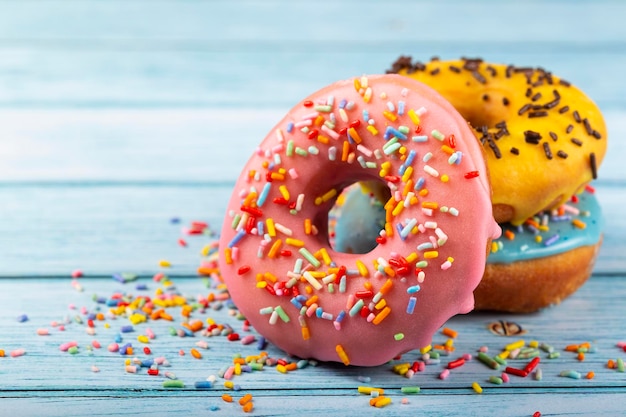 Leckere bunte Donuts auf dem Tisch