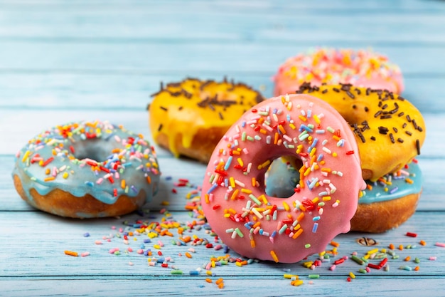 Leckere bunte Donuts auf dem Tisch