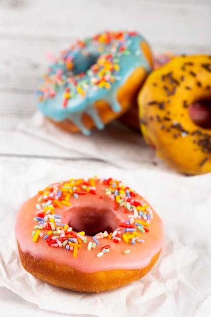 Leckere bunte Donuts auf dem Tisch