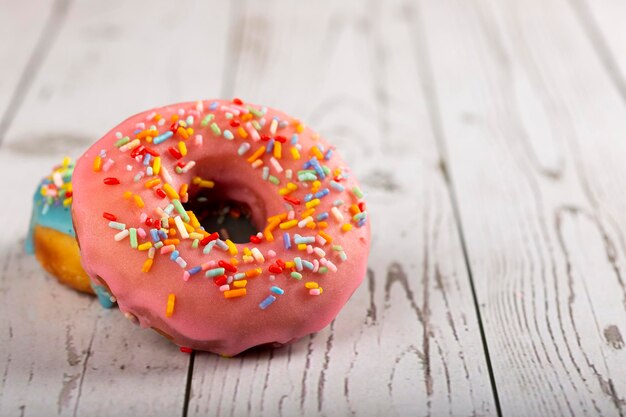 Leckere bunte Donuts auf dem Tisch