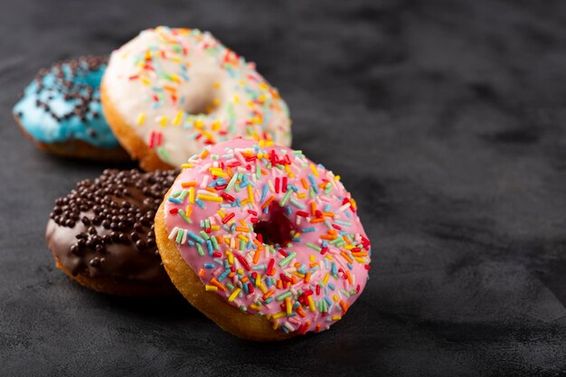 Leckere bunte Donuts auf dem Tisch