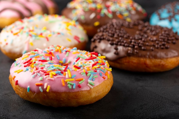 Leckere bunte Donuts auf dem Tisch