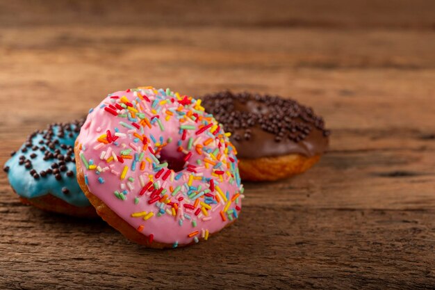 Leckere bunte Donuts auf dem Tisch