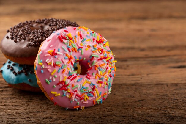 Leckere bunte Donuts auf dem Tisch