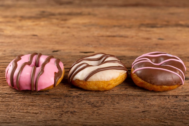 Leckere bunte Donuts auf dem Tisch