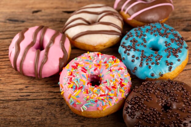 Leckere bunte Donuts auf dem Tisch