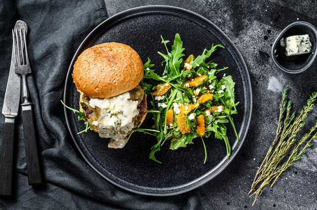 Leckere Burger mit Blauschimmelkäse und Marmorfleisch