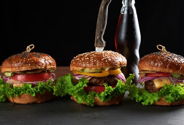 Foto leckere burger mit gebratenem rinderkotelett und gemüse