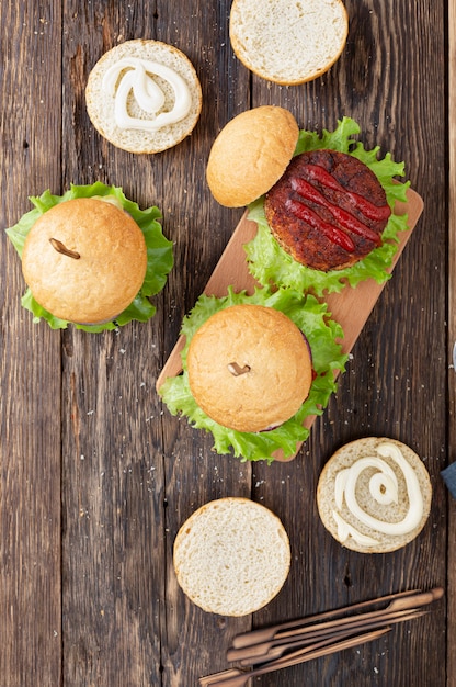 Leckere Burger mit gegrilltem Schnitzel kochen