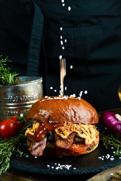 Foto leckere burger mit rinder-tomaten-käse und salat