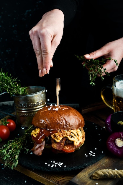 Leckere Burger mit Rindfleisch, Tomate, Käse und Salat