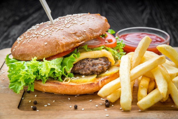 Leckere Burger mit Rindfleisch, Tomate