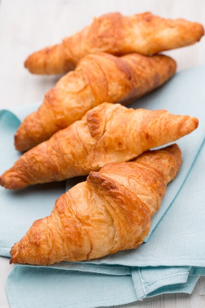 Leckere Buttercroissants auf altem Holztisch