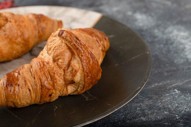 Leckere Buttercroissants auf einem schönen Teller.