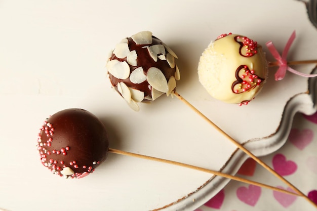 Leckere Cake Pops auf Teller, Nahaufnahme