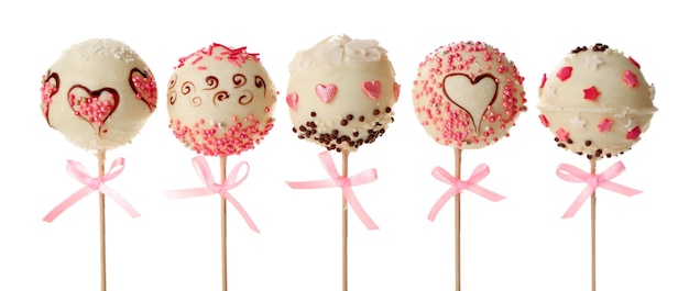 Leckere Cake Pops, isoliert auf weiß