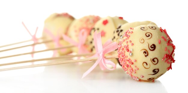 Leckere Cake Pops, isoliert auf weiss