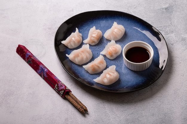 Leckere chinesische Knödel mit Garnelen auf einem Teller