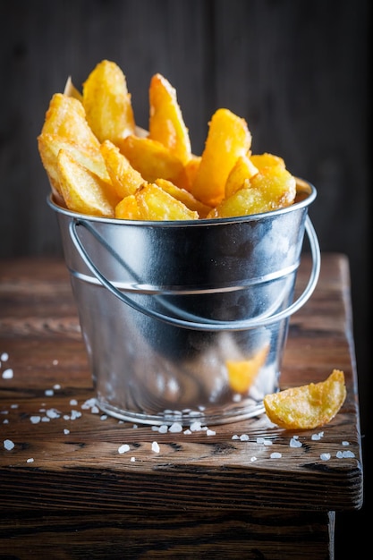 Leckere Chips mit Salz aus frischen Kartoffeln