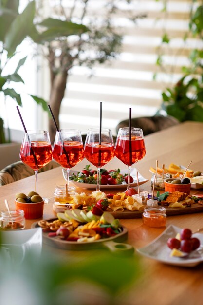 Foto leckere cocktails und essen auf dem tisch