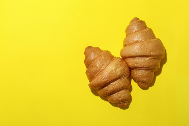 Leckere Croissants auf Gelb