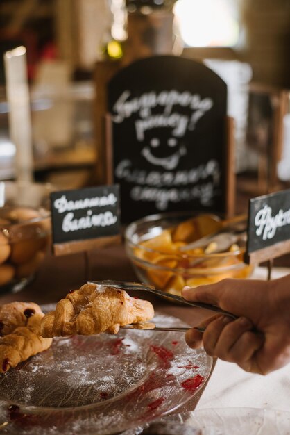 Leckere Croissants zum Frühstück am Buffet im Restaurant