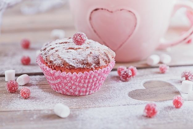 Leckere Cupcake mit Beeren und Kaffee