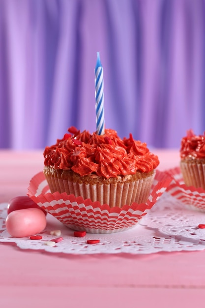 Leckere Cupcakes auf dem Tisch aus nächster Nähe