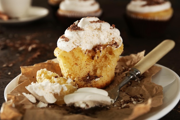 Leckere Cupcakes auf dem Tisch in der Nähe