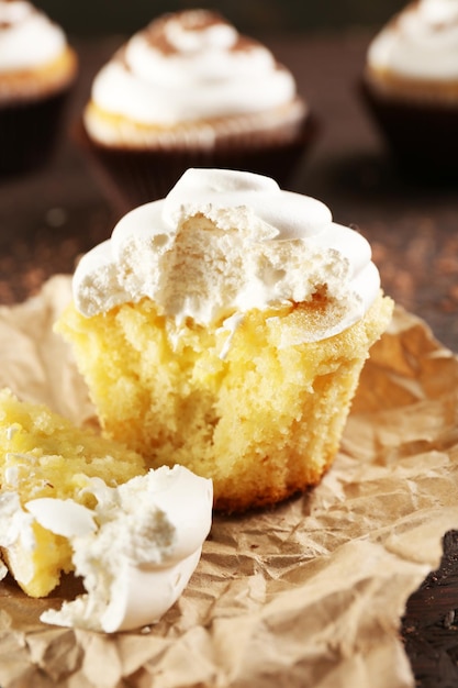 Leckere Cupcakes auf dem Tisch in der Nähe