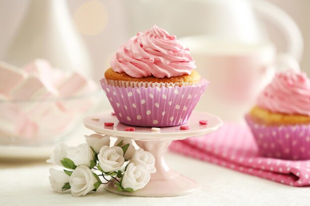 Leckere Cupcakes auf Tischnahaufnahme