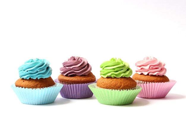 Leckere Cupcakes auf weißem Hintergrund. Foto in hoher Qualität