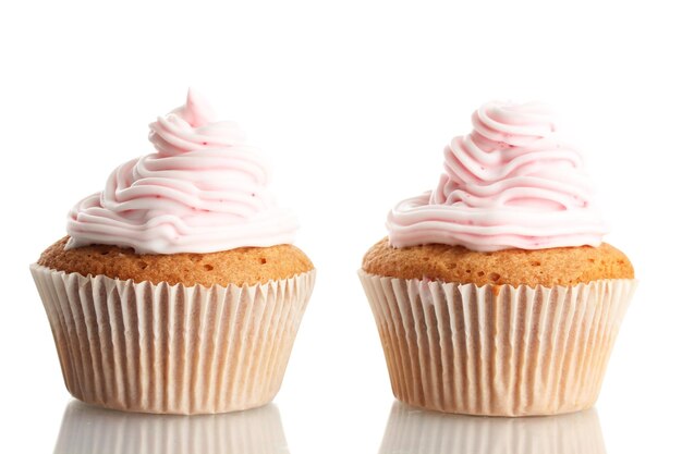 Leckere Cupcakes, isoliert auf weiss