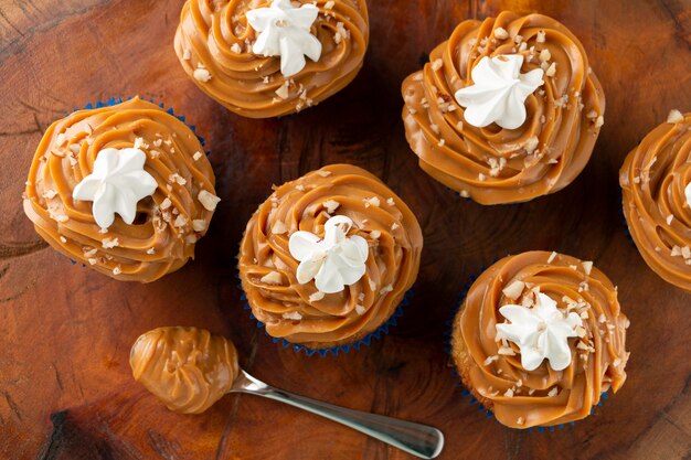 Leckere Cupcakes mit Dulce de Leche auf einem Holztisch