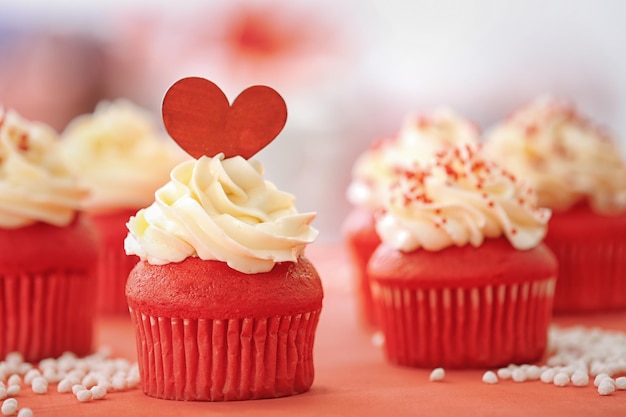 Leckere Cupcakes zum Valentinstag auf dem Tisch