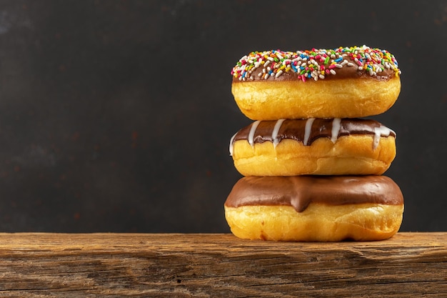 Leckere Donuts auf rustikalem Holztisch Food-Konzept