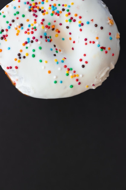 Leckere Donuts auf schwarzem Hintergrund