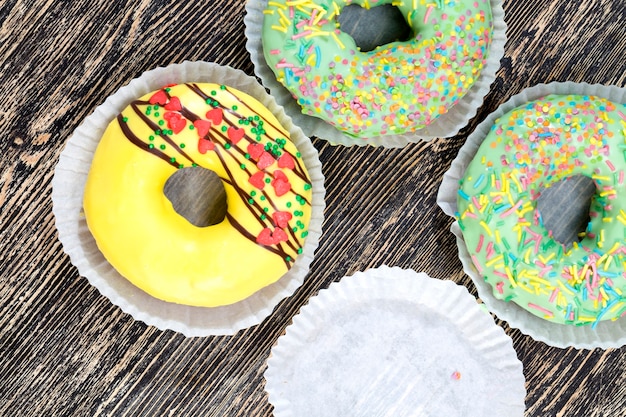 Leckere Donuts aus Teig und Füllung, Fast Food und Desserts mit vielen Kalorien, leckere Donuts mit Schokoladenfüllung